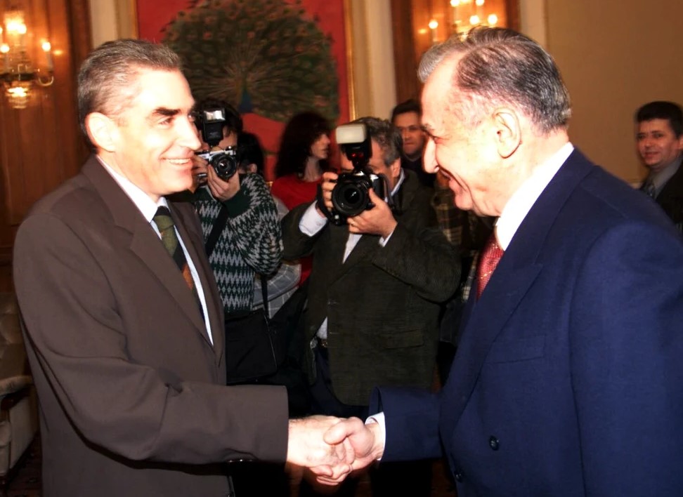 Ion Iliescu și Petre Roman, inculpați pentru infracțiuni contra umanității în dosarul Mineriadei din iunie 1990.jpg