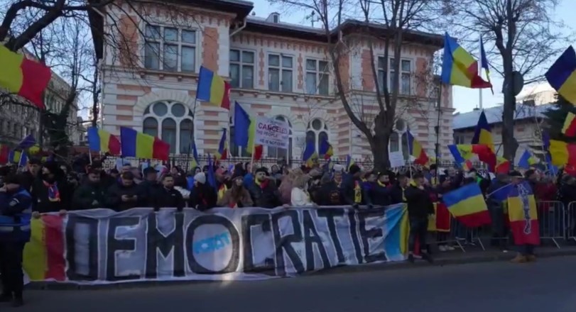 PROTESTELE se extind.jpg