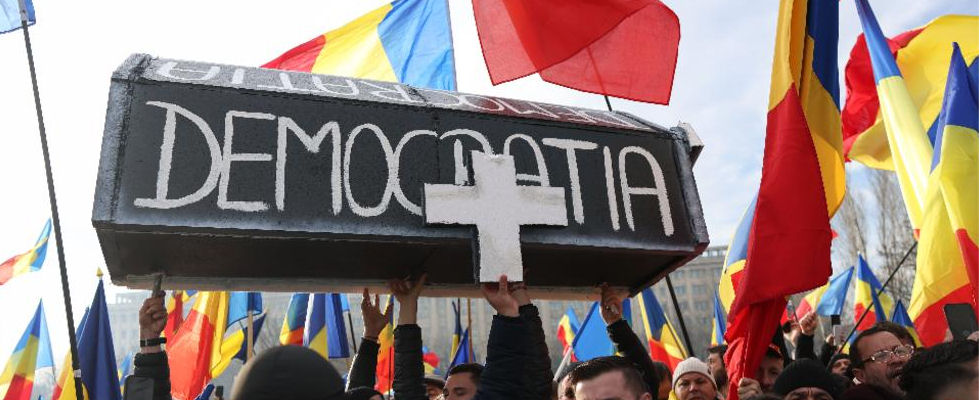 Protest pasnic in fata Palatului Parlamentului