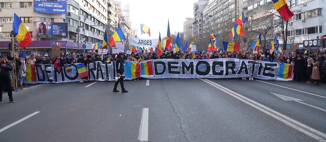 Protestatarii români cer ca alegerile prezidențiale anulate să aibă loc.jpg