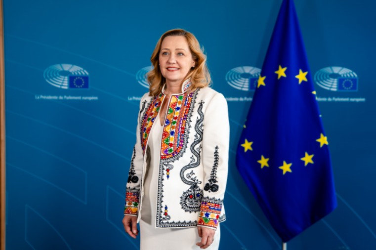 Românii așteaptă altceva după 35 de ani