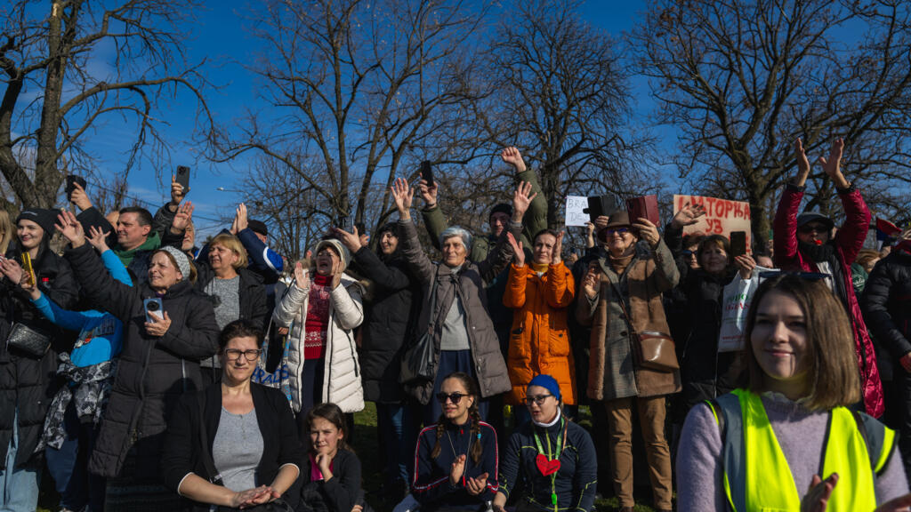Kragujevac | Mii de studenţi sârbi continuă manifestațiile împotriva corupției