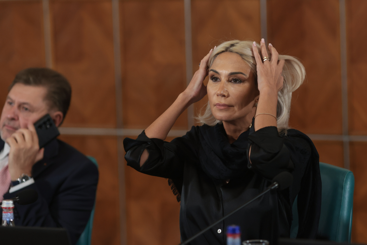 Aurul dacic a fost furat dintr-un muzeu din Olanda, acolo unde a ajuns prin semnătura fostului ministru al Culturii, Raluca Turcan.jpg