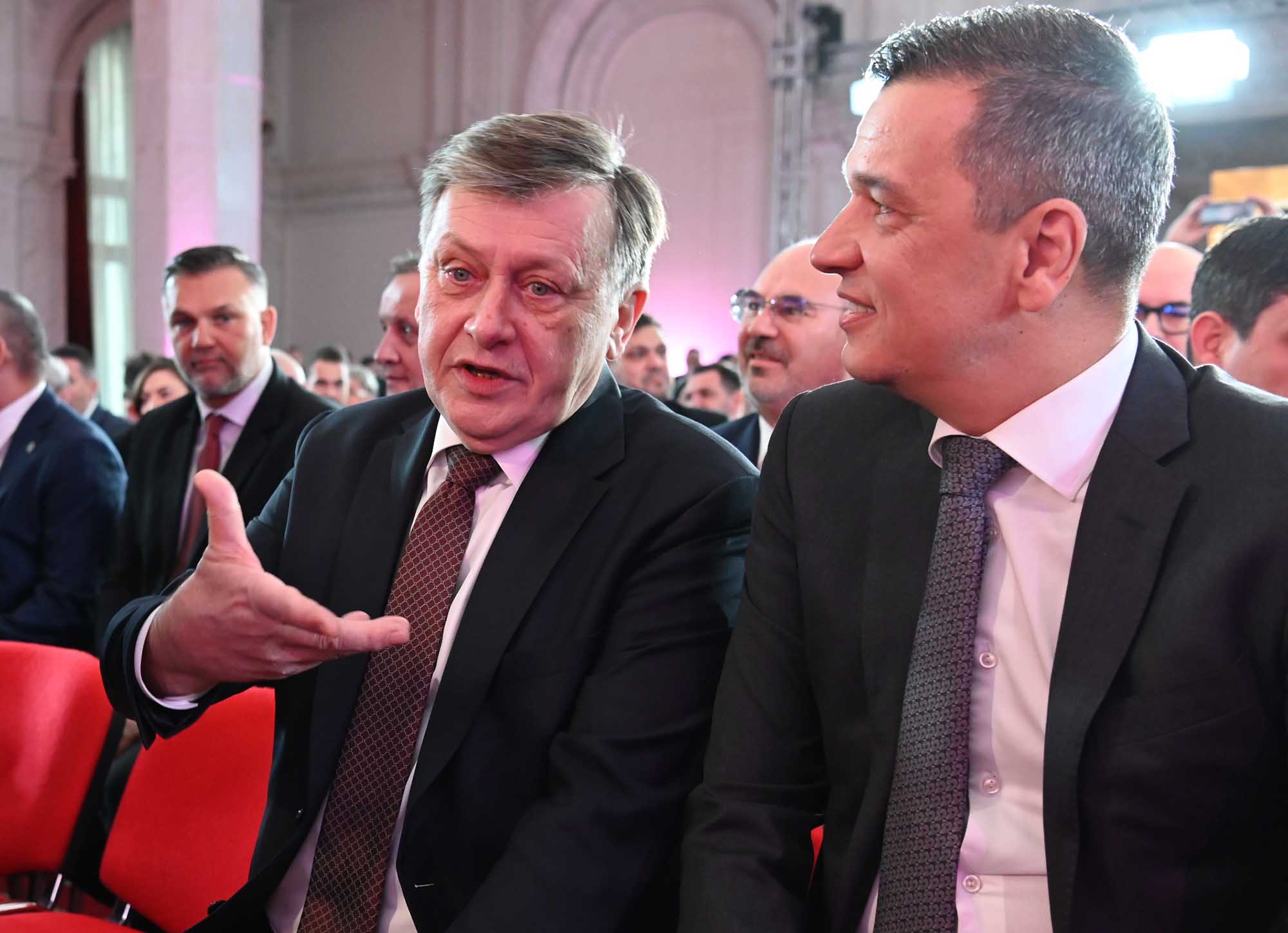 Crin Antonescu își ironizează contracandidatul Acest Petrache Lupu .jpg