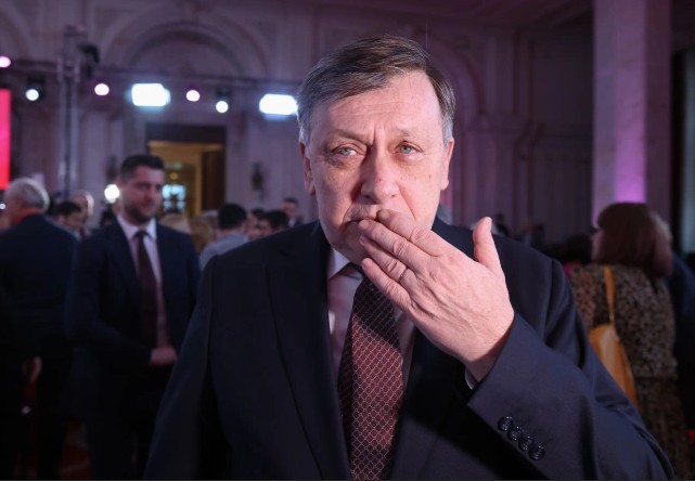 Crin Antonescu, promite să fie un președinte puternic, dar nu prin încălcarea Constituției .jpg