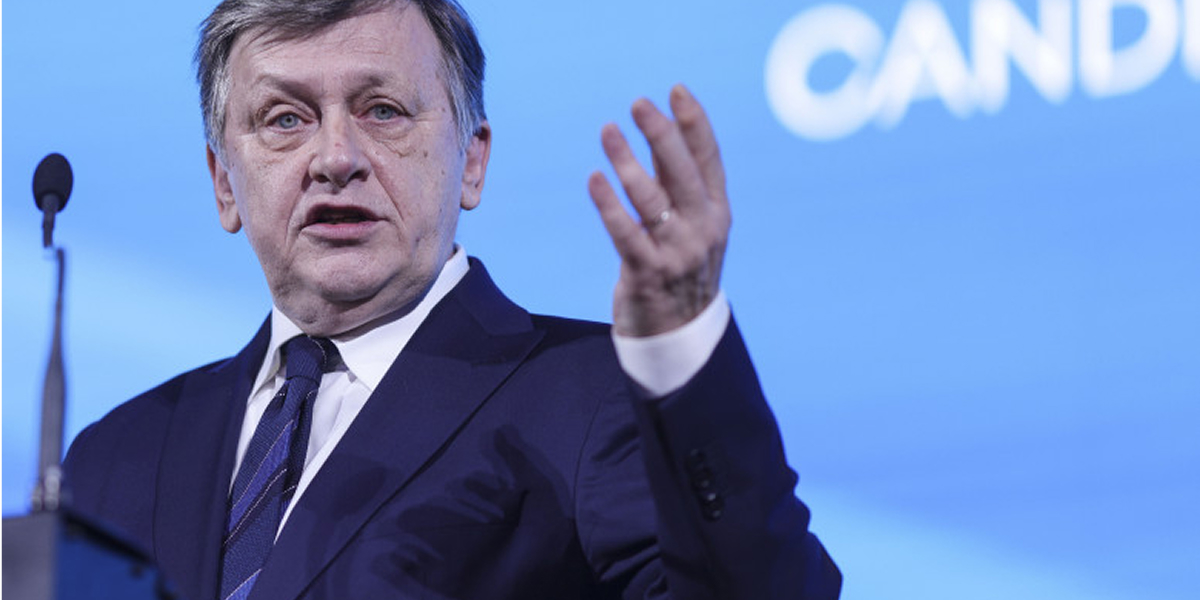 Crin Antonescu susține că nu este exclus ca președintele Klaus Iohannis să anunțe că se retrage, luni.jpg