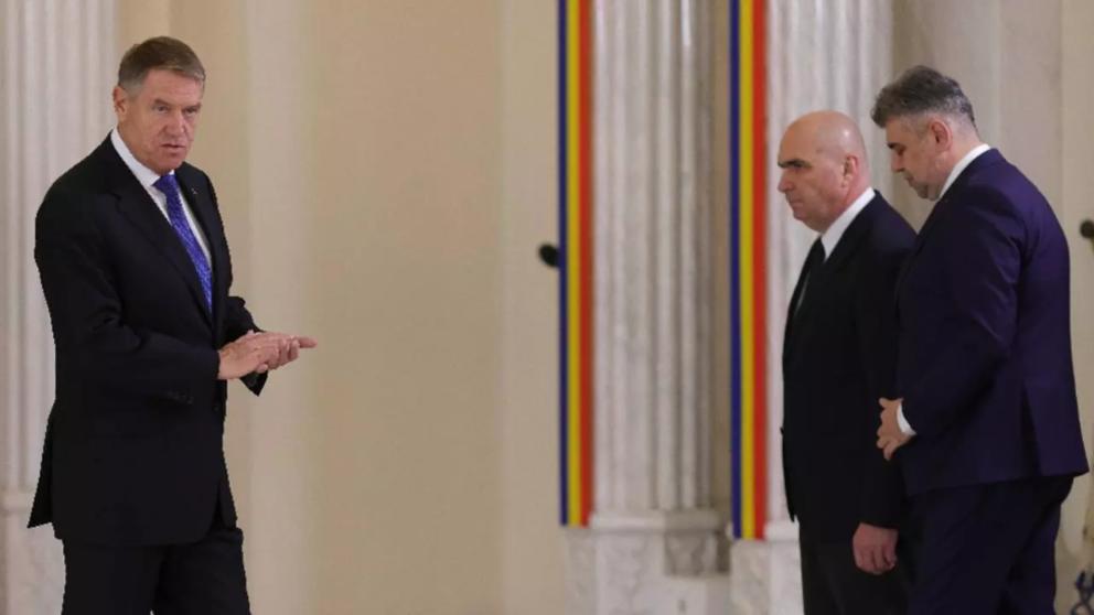 Klaus Iohannis, Marcel Ciolacu și Ilie Bologan, la ceremonia de învestire a guvernului Ciolacu 2.jpg