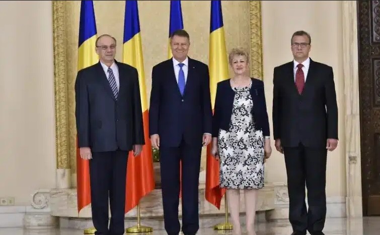 Klaus Iohannis a decorat judecătorii CCR după lovitura de stat.jpg