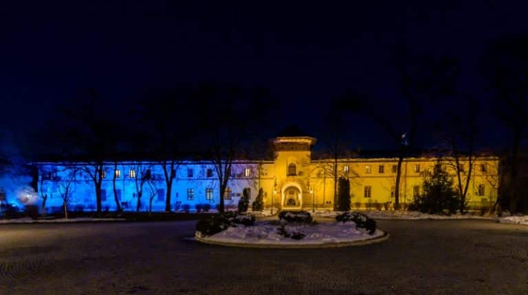 Palatul Cotroceni, iluminat de Ilie Bolojan în culorile drapelului ucrainean.jpg