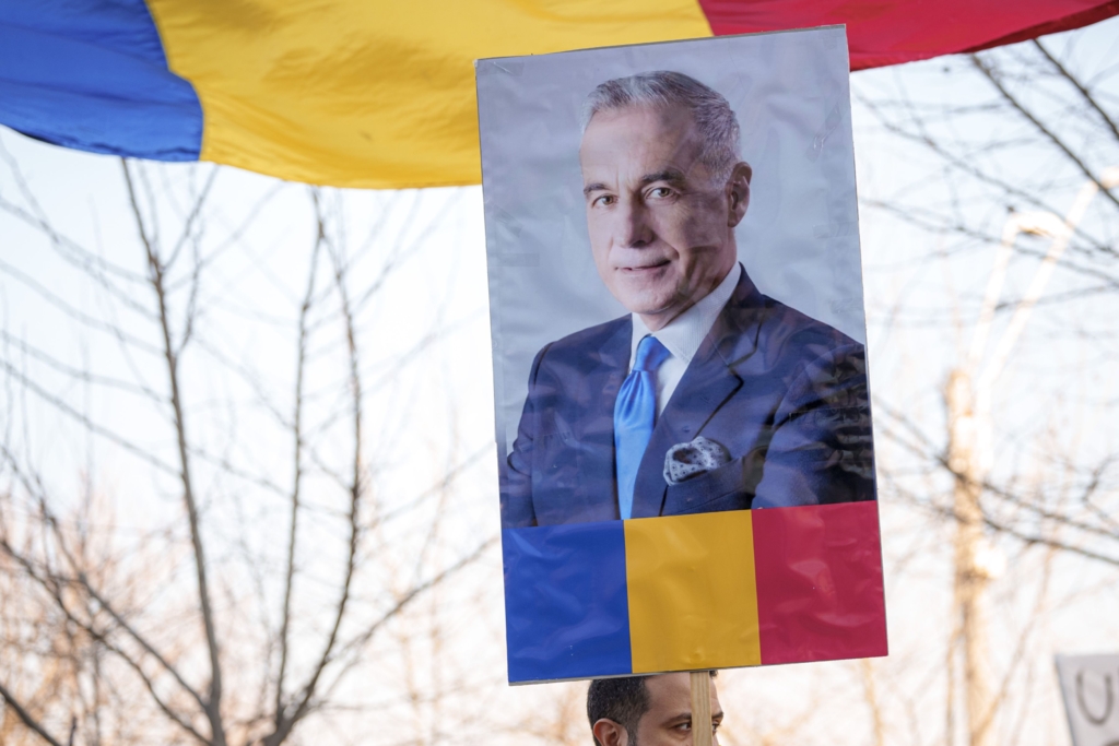 Poate câștiga Călin Georgescu alegerile fără afișe de campanie sau dezbateri electorale.jpg