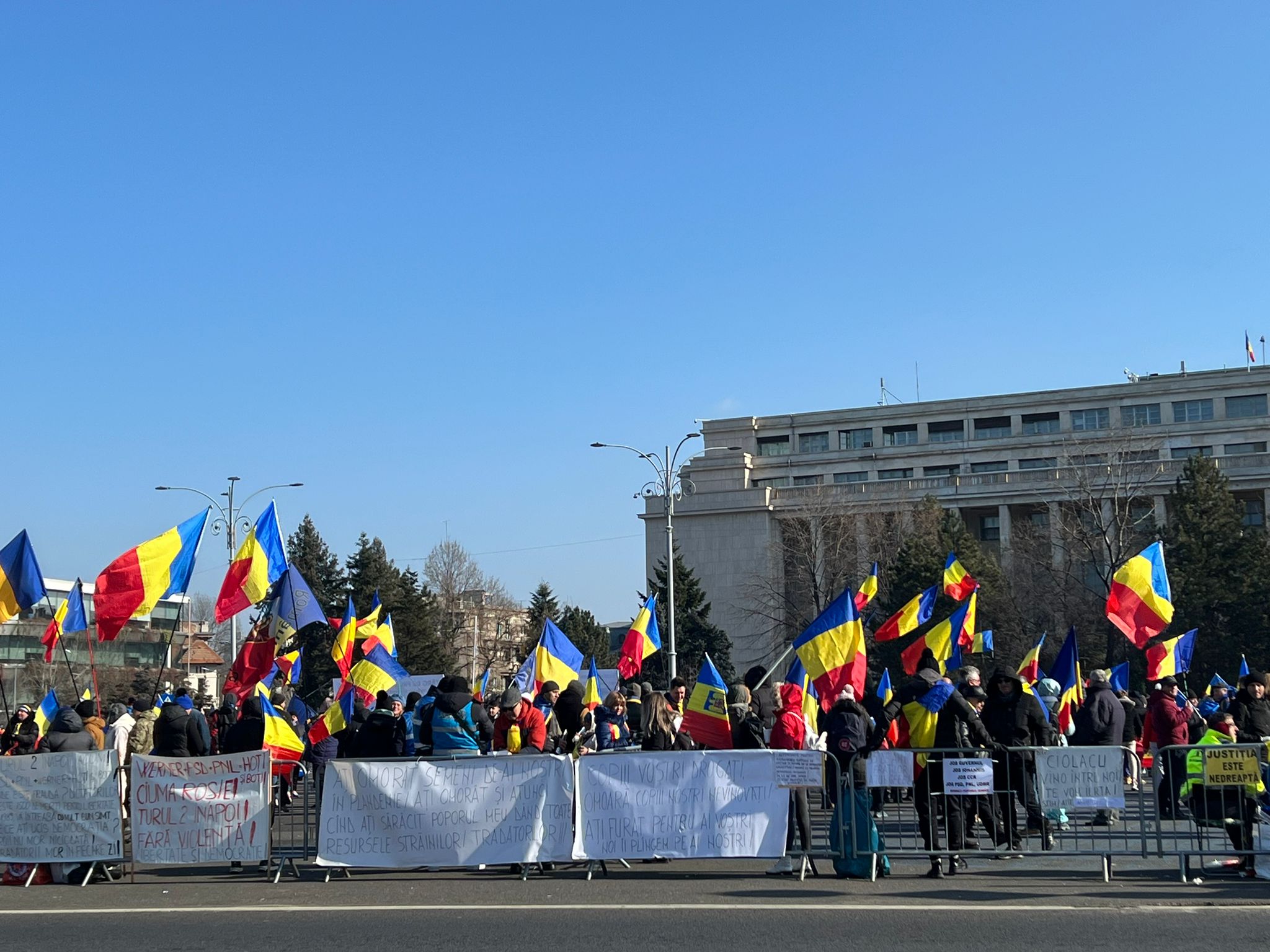 Protest al susținătorilor lui Călin Georgescu în Piața Victoriei, în ziua în care fostul candidat a îndemnat la boicotarea supermarketuriloR.jpeg