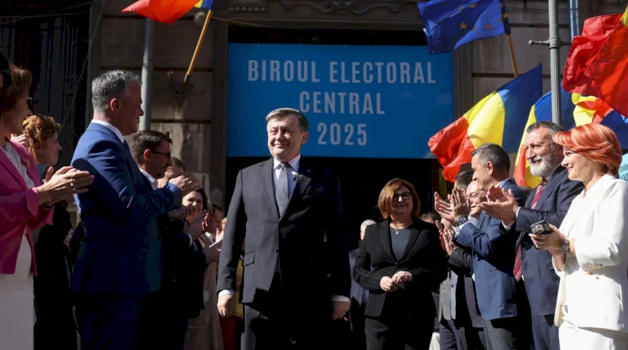 Candidatura lui Crin Antonescu, pe masa CCR.jpg