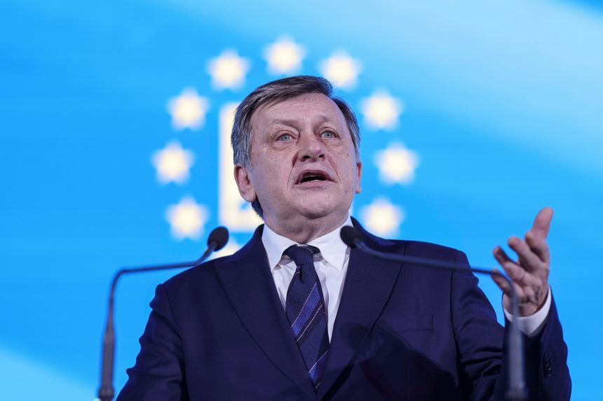 Crin Antonescu Şi mie mi-e greaţă de corupţie.jpg