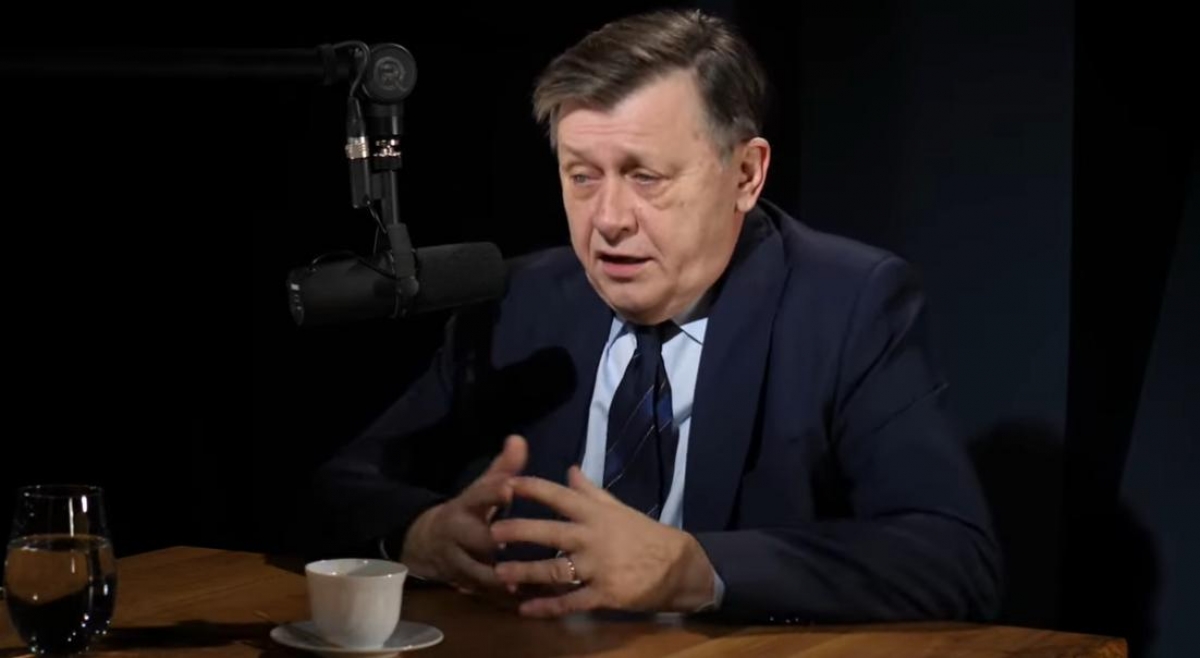 Crin Antonescu bate cu pumnul în masă.jpeg