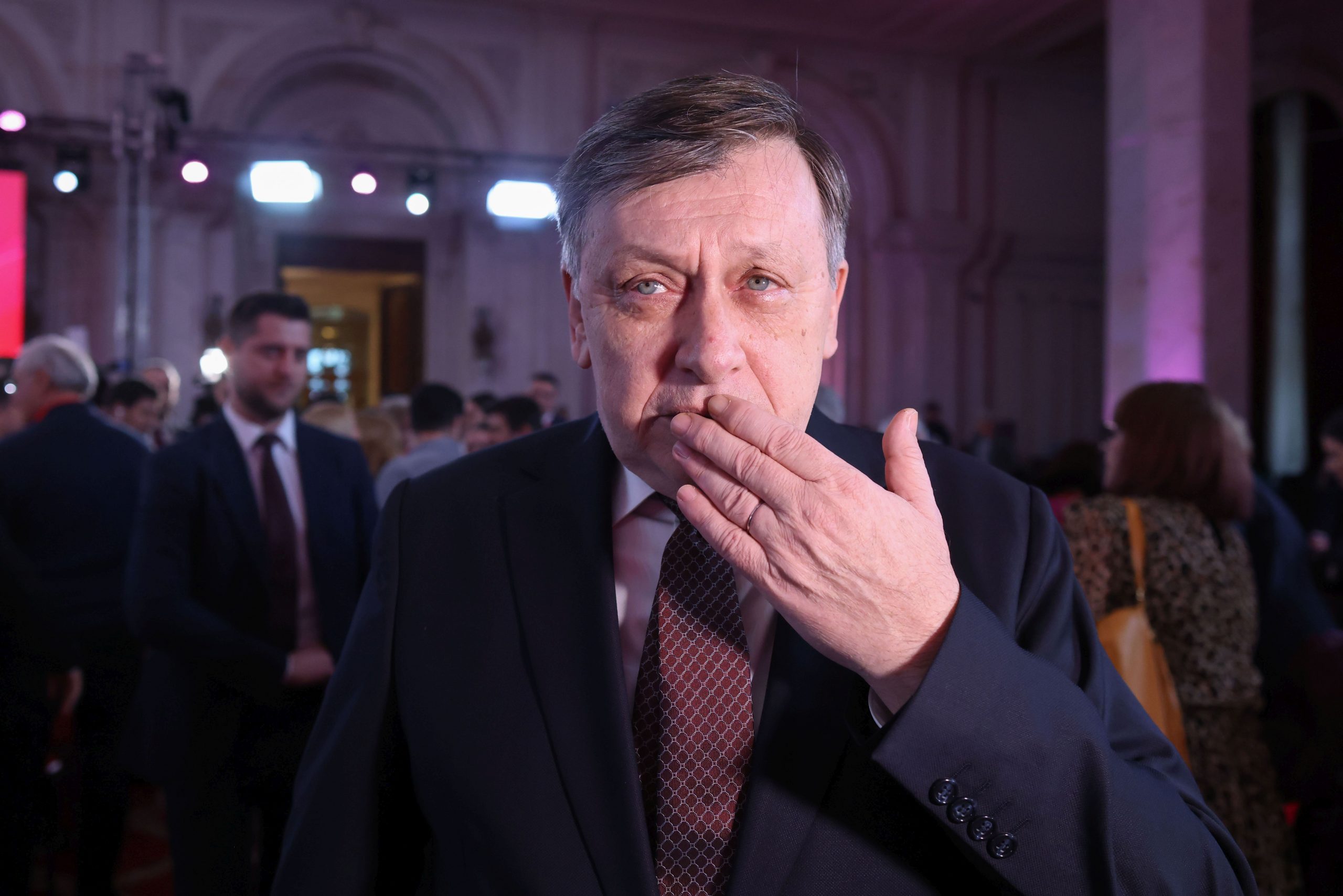 Crin-Antonescu-congres-PSD.Cât vor plăti filialele PNL pentru campania lui Crin Antonescu.jpg