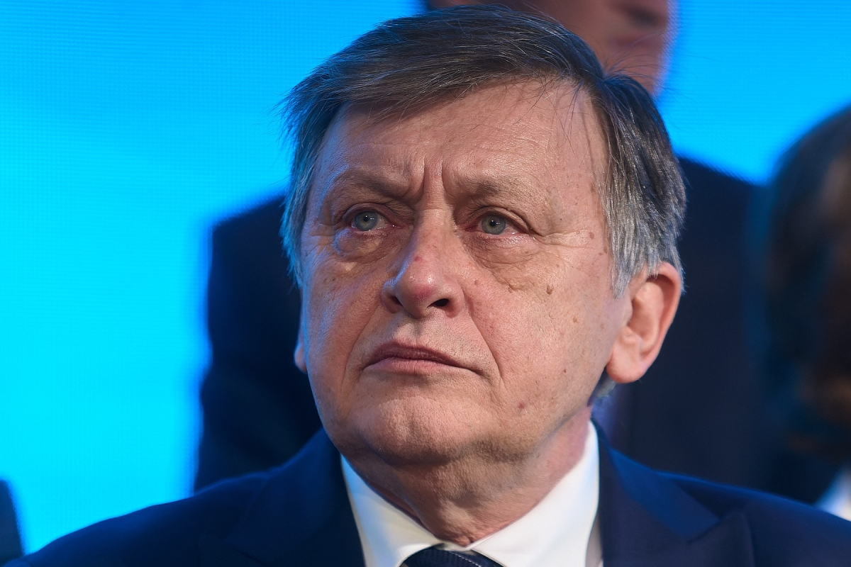 Crin Antonescu joacă în B.D. la munte şi la mare