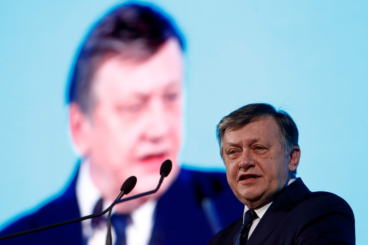 Crin Antonescu nu uită când i-a rămas mică Constituția lui Klaus Iohannis.jpg