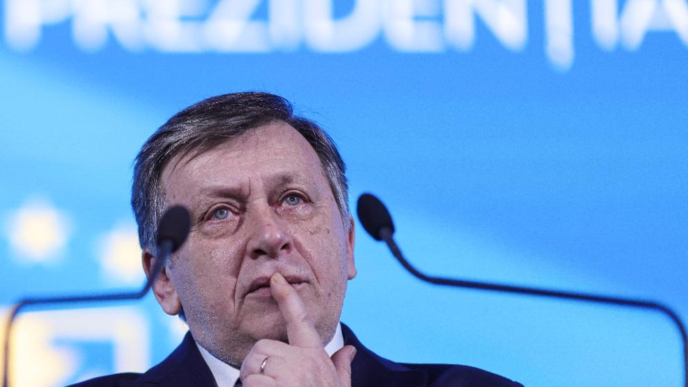 Crin Antonescu, un exemplu de cum să nu muncești, dar să ai bani .jpg