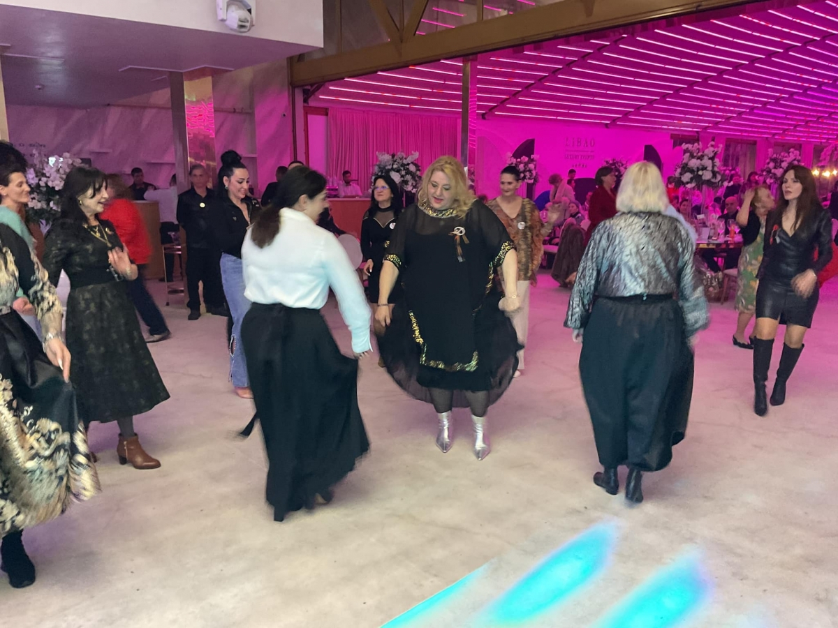 Diana Șoșoacă îi face concurență lui Gigi Becali Imagini inedite cu eurodeputata pe ringul de dans.jpg