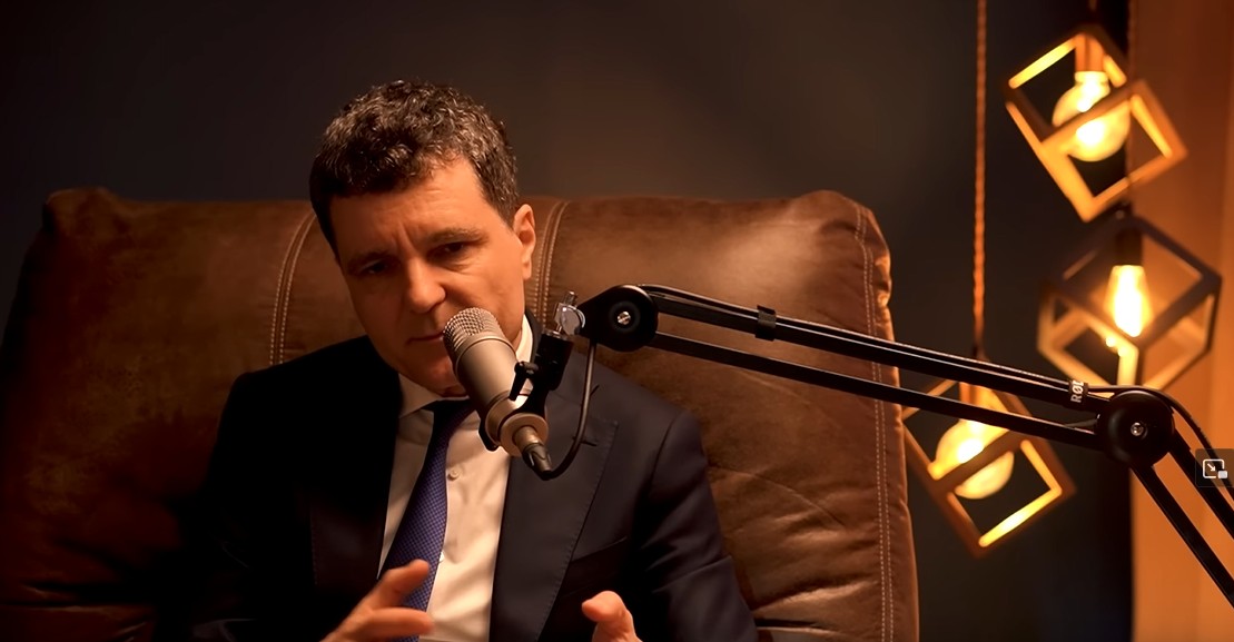 NICUSOR DAN FAMILIA N-AR DORI SA CASTIG ALEGERILE! VIN DE-O POVESTE by RADU TIBULCA.jpg