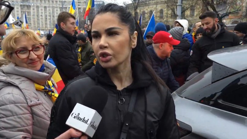Oana Zăvoranu, printre simpatizanții prezenți la protest.jpg