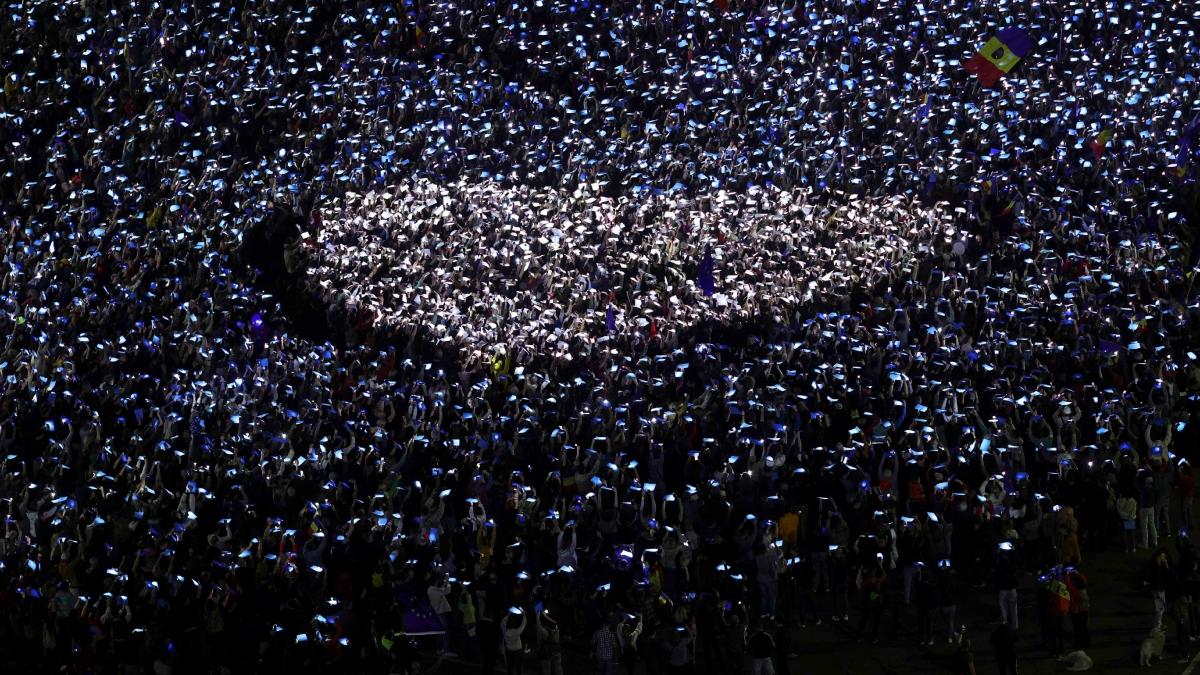 Peste 10.000 de persoane au participant la un miting pro-european în Piața Victoriei.jpeg
