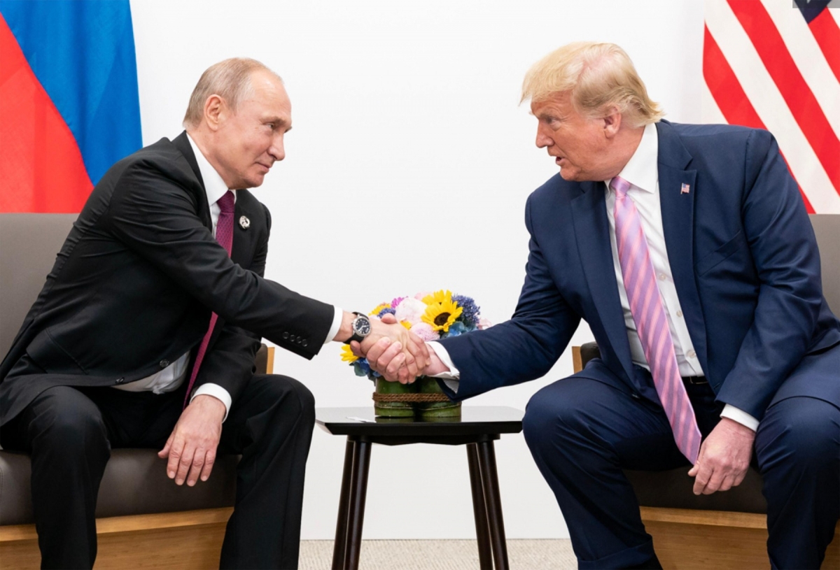 Vladimir Putin îi întoarce serviciul lui Donald Trump.jpg