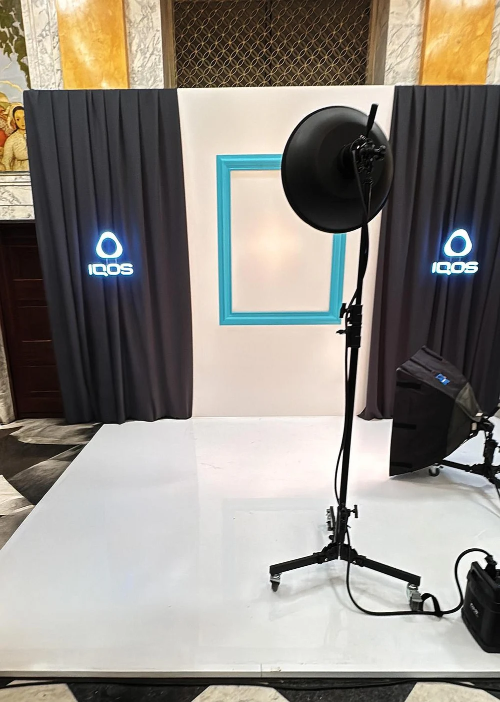 După trei zile de show-uri caracterizate de stil și eleganță, Mercedes-Benz Bucharest  Fashion Week se închide cu o petrecere surprinzătoare organizată de IQOS