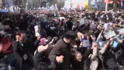 Protest cu mii de oameni pe străzile din capitala Coreei de Sud față de destituirea fostului președinte Yoon Suk Yeol VIDEO