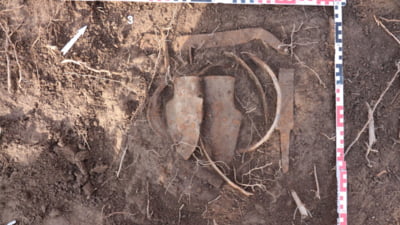 Depozite de arme şi unelte agricole din perioada medievală, descoperite într-un sat de lângă Ploieşti FOTO