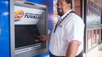 Țara care abia acum a inaugurat primul bancomat din istorie. Premierul a sărbătorit instalarea cu un tort, iar oamenii și-au făcut poze cu ATM-ul FOTO