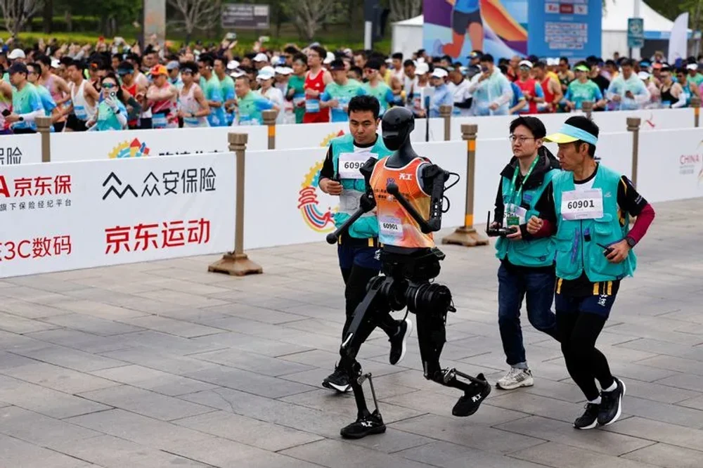 Roboți umanoizi au concurat, în premieră, împotriva oamenilor, la un semimaraton din China