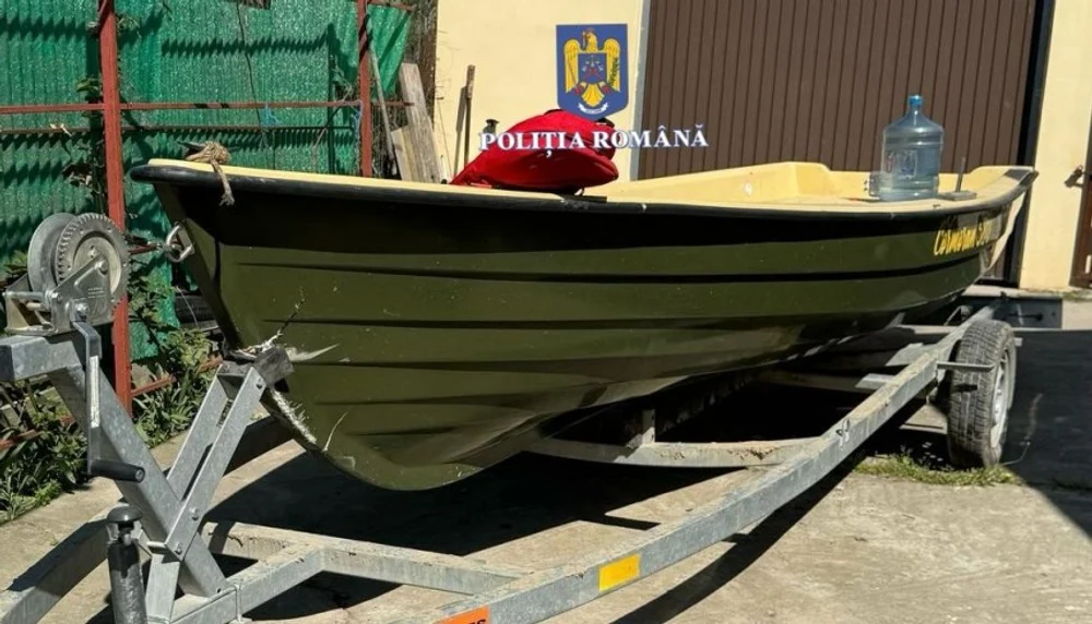 Un bărbat a intrat cu o ambarcaţiune condusă ilegal într-o geamandură, pe Dunăre. Două tinere au fost rănite