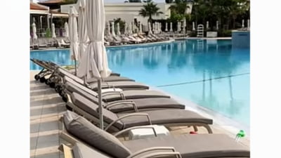 Sfârșitul „războaielor” pentru șezlonguri? Un hotel propune o schemă genială pentru a evita „marea goană” de la ora 6 dimineața în această vară VIDEO