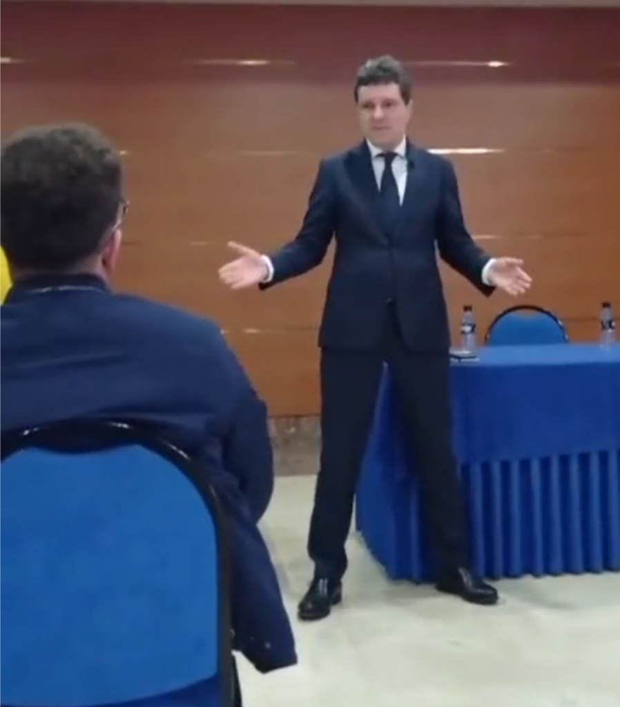 Nicușor Dan s-a întâlnit cu 11 români din Spania, din care 12 veniseră la întâlnire ca să îl troleze.png