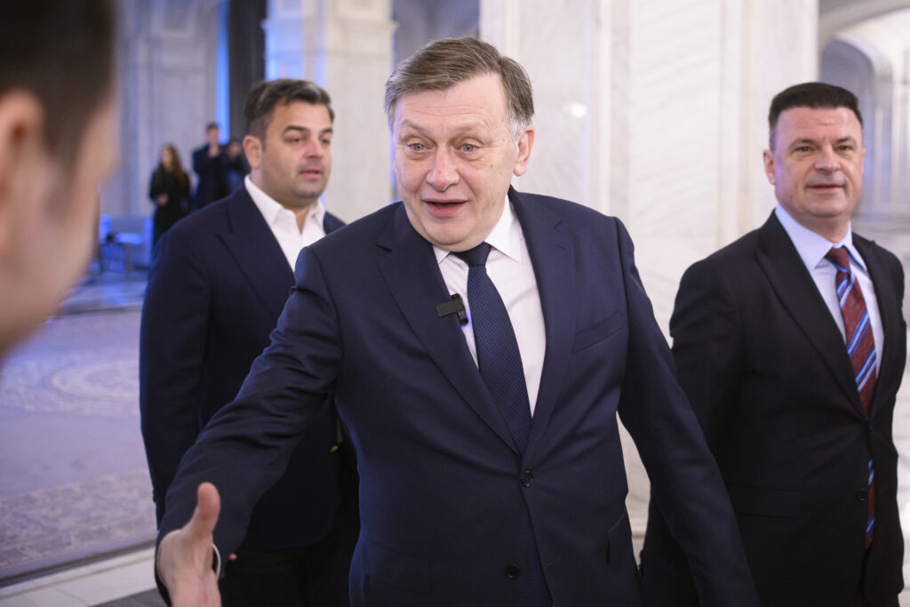 Candidatul Aliantei Electorale Romania Inainte la alegerile prezidentiale, Crin Antonescu, soseste la forumul "Impulsionarea Absorbtiei Fondurilor Europene de catre Republica Moldova -Parteneriate Republica Moldova - Romania - Ucraina", organizat de deputat Sorin Nacuta, in parteneriat cu IDEP Moldova, la Palatul Parlamentului, in Bucuresti, joi, 20 martie 2025