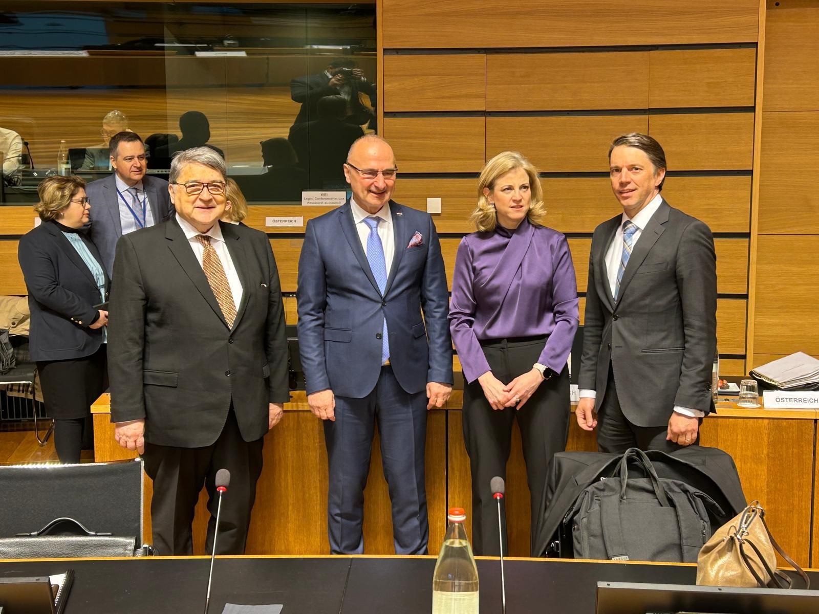 emil_hurezeanu_luxemburg Emil Hurezeanu cere la Luxemburg continuarea presiunii asupra Rusiei.jpg