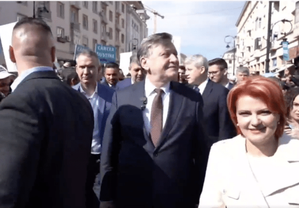 olguta PSD și PNL au adus oameni cu autocarele la mitingul lui Crin Antonescu.png