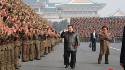 Kim Jong-un ordonă grăbirea producției de arme nucleare pentru nave. Coreea de Nord abia a lansat un distrugător care poate trage cu rachete atomice FOTO