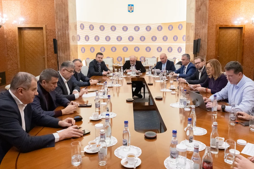 Alegerile prezidențiale zguduie partidele : demisii, criză și speranțe în finaliștii cursei| ANALIZǍ