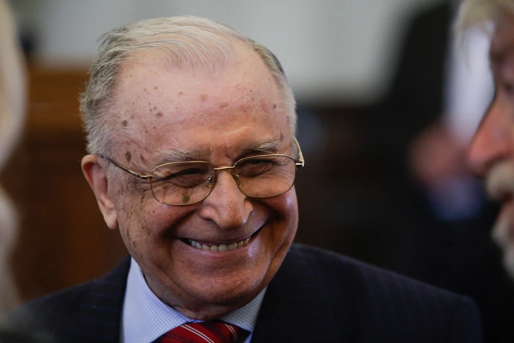 Ion Iliescu l-a felicitat pe Nicușor Dan. „Victoria dumneavoastră exprimă o aspirație profundă a cetățenilor”
