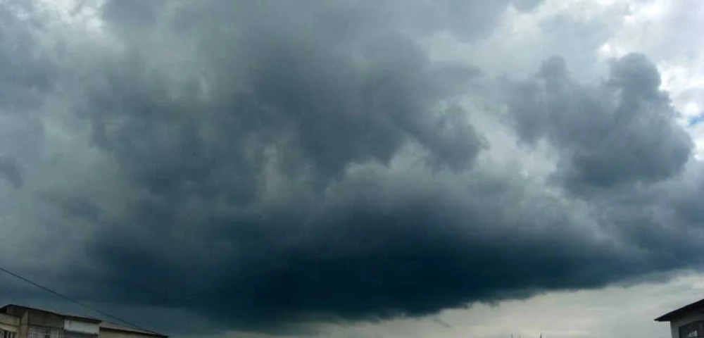 Județele care intră sub Cod portocaliu și galben de ploi și vijeli. Precipitațiile vor atinge cote alarmante