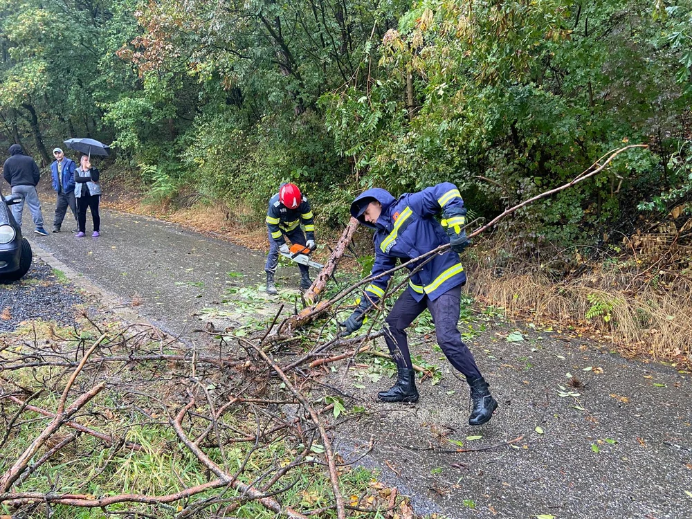 Pompieri din patru județe, trimiși la Vaslui pentru eventuale situații periculoase provocate de vremea rea