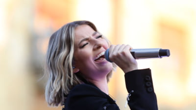 Lidia Buble, aspru criticată după ce a postat o imagine „controversată”: „Nu se cade să te afișezi în halul ăsta. Tatăl tău e pastor” FOTO