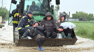 Oltul a ieșit din matcă în județul Brașov. Oameni evacuați cu excavatorul din calea inundațiilor