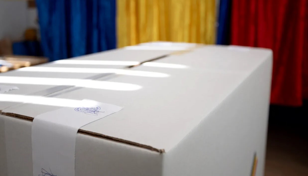 A început VOTAREA în țară în turul decisiv pentru alegerea președintelui..jpg