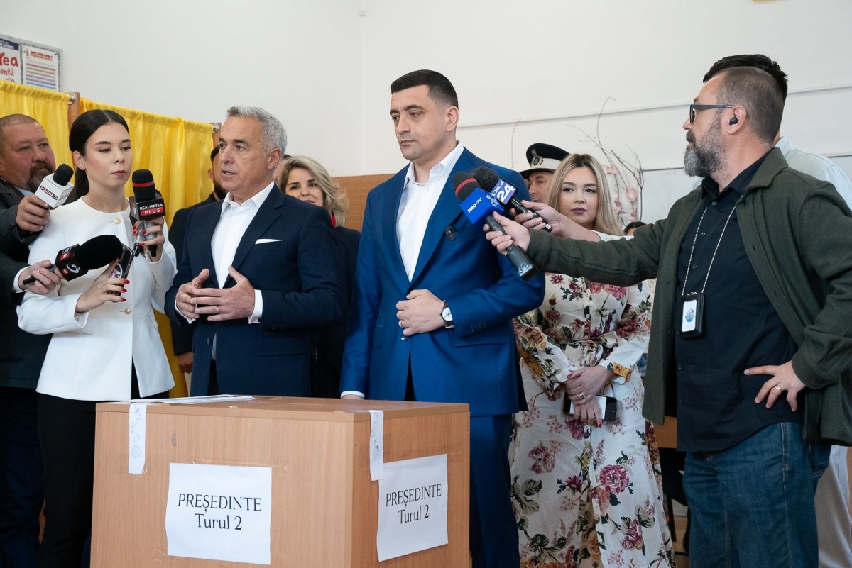 Călin Georgescu, alături de George Simion la secția de votare .jpeg
