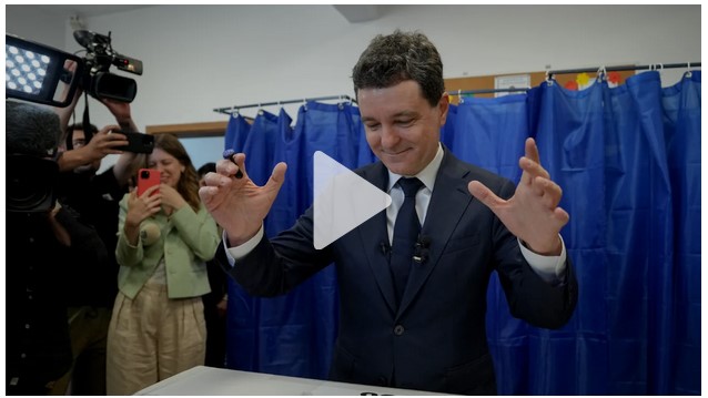 Candidatul independent, Nicușor, Dan votează la Făgăraș, în școala la care a studiat.jpg