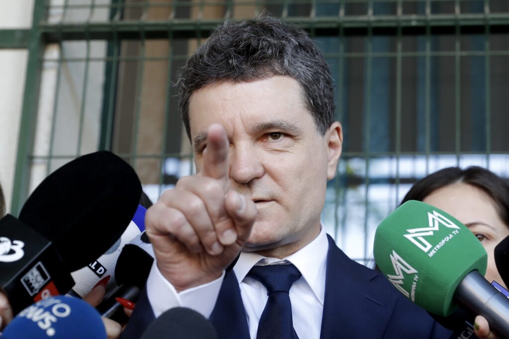 Centrist Nicușor Dan faces uphill battle to beat Simion in Romanian presidential run-off.jpg