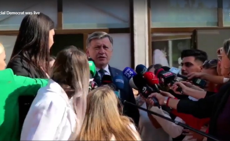 Crin Antonescu, la vot cu soția și fiica.jpg